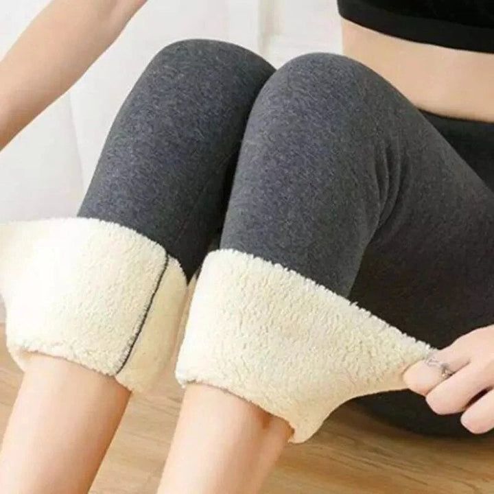 Fiorella leggings cropped view showing fleece lining at hem