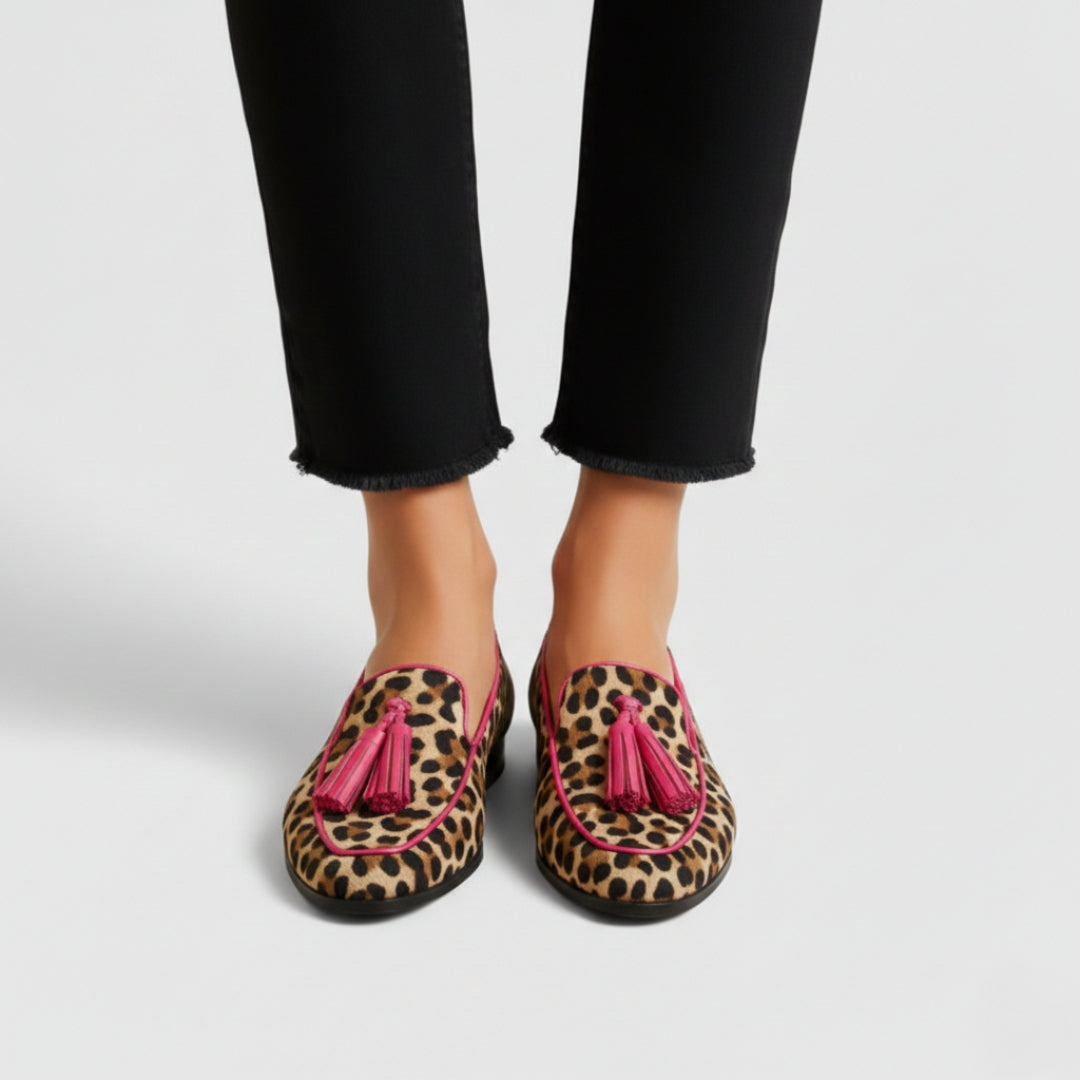 Marguerite loafers, close front detail with contrast piping