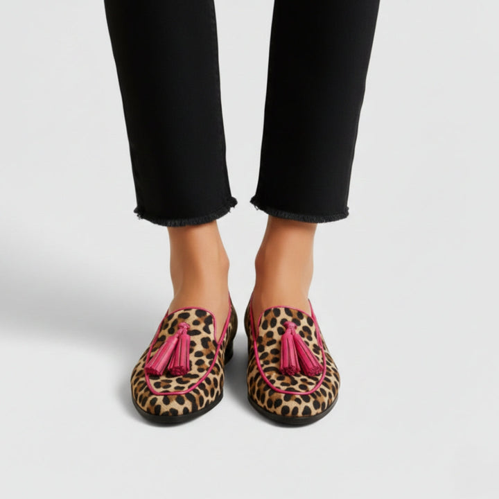 Marguerite loafers, close front detail with contrast piping